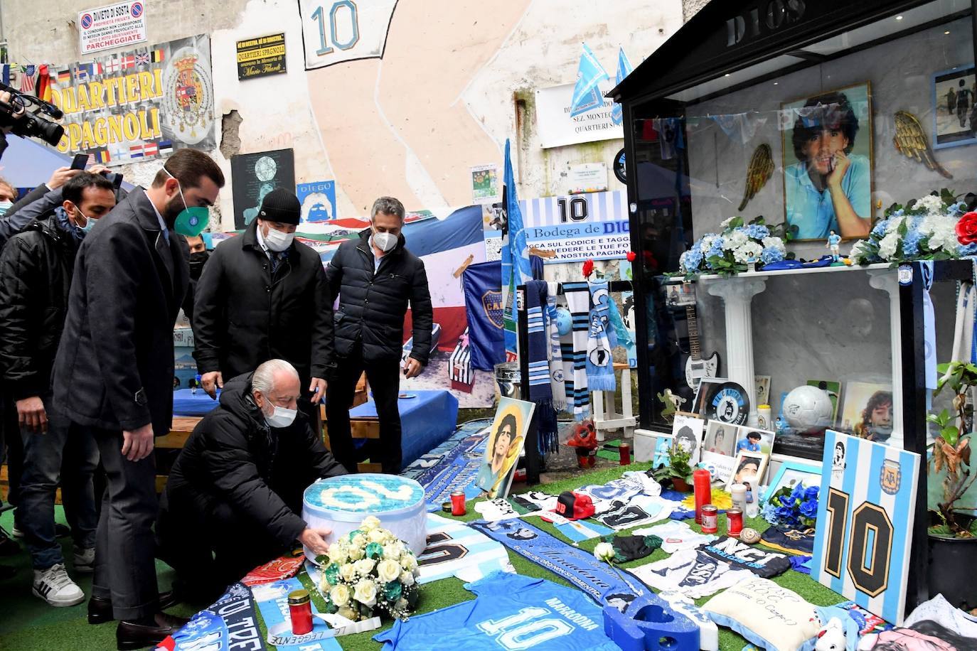 Siempre Nápoles. Nápoles es Maradona y Maradona es Nápoles. Hoy, el presidente del equipo, Aurelio De Laurentiis, llevó flores a los distritos españoles de la ciudad, donde se han congregado cientos de personas a a lo largo del día.