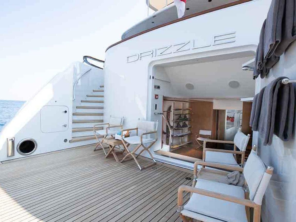 'Drizzle', el yate que Amancio Ortega vende por 76 millones. La nave recibe el nombre de ‘Drizzle’ y es obra del astillero holandés Hamilton Marine, quien lo construyó allá por el 2012. En su web muestran algunas de las especificaciones técnicas de la embarcación como sus dimensiones, 68,77 metros de eslora, y la velocidad máxima capaz de alcanzar de 16,5 nudos.