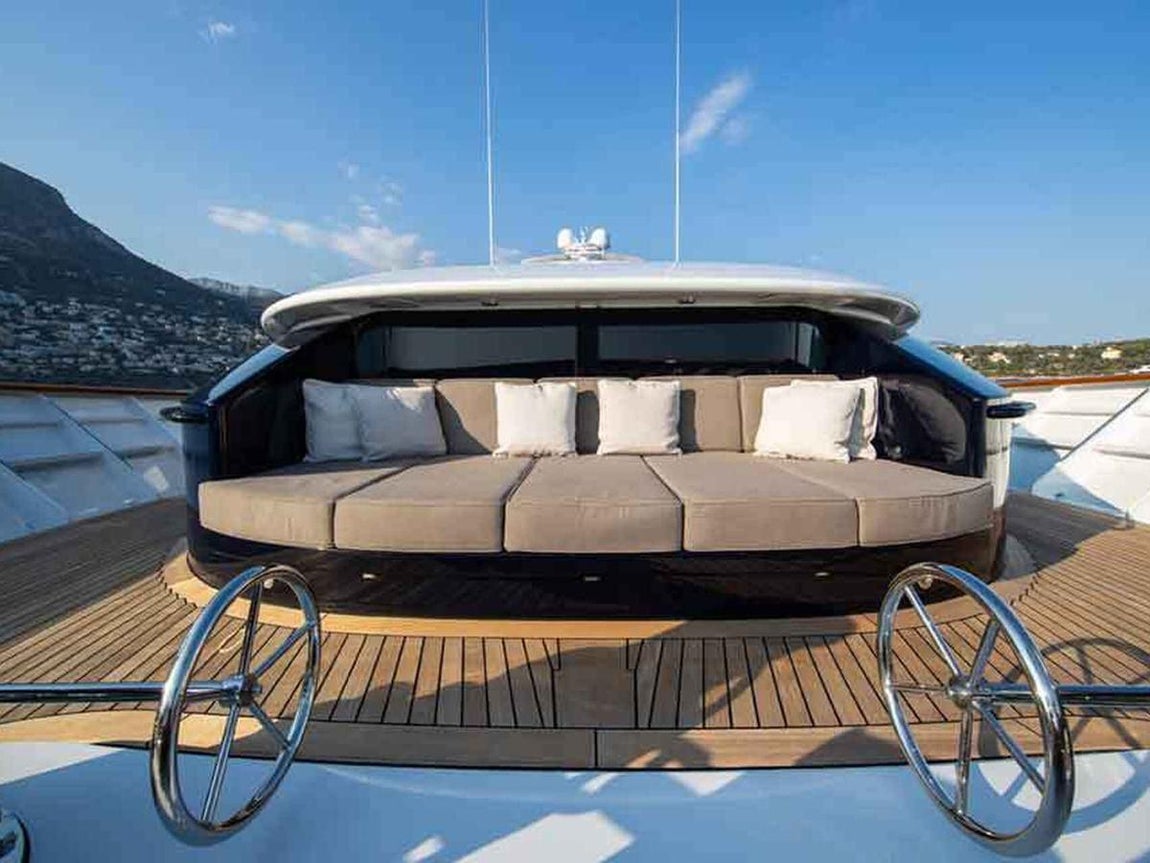 'Drizzle', el yate que Amancio Ortega vende por 76 millones. Según cuentan en la web, su propósito era crear un barco confortable que fuese un hogar lejos de casa y para ello se aliaron con el estudio especializado en barcos de lujo De Voogt Naval Architects, que toma como referencia el estilo contemporáneo.