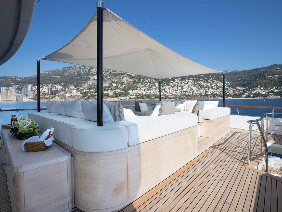 'Drizzle', el yate que Amancio Ortega vende por 76 millones. La embarcación cuenta con unos acabados en madera, blancos y grises que le confieren un toque cálido y actual. En lo que respecta al exterior, posee varias cubiertas con una zona de chillout, con varios sofás, y un cenador.