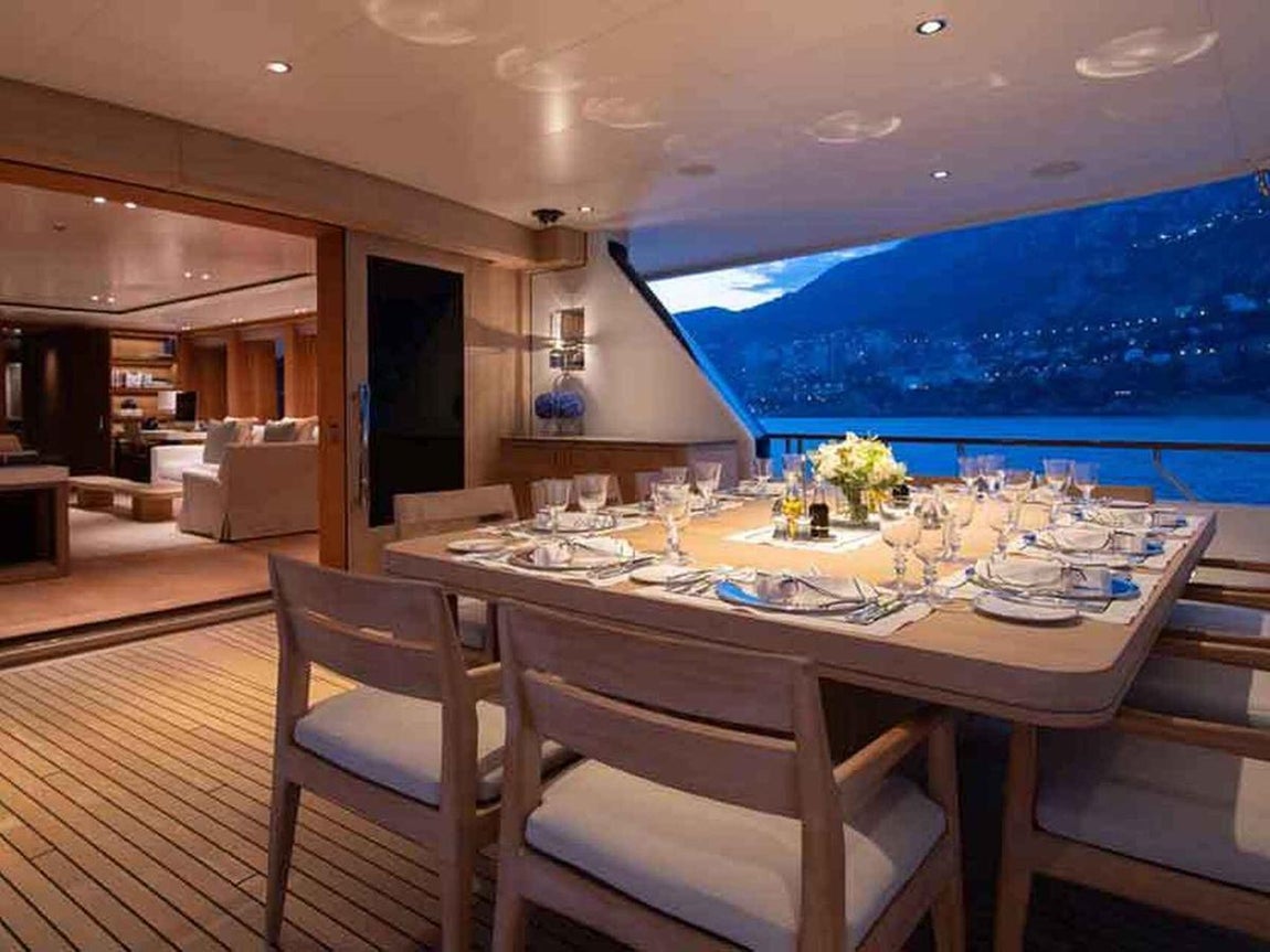 'Drizzle', el yate que Amancio Ortega vende por 76 millones. Dicho salón comunica con la zona del cenador, donde no falta una gran mesa en la que pueden comer hasta doce personas.