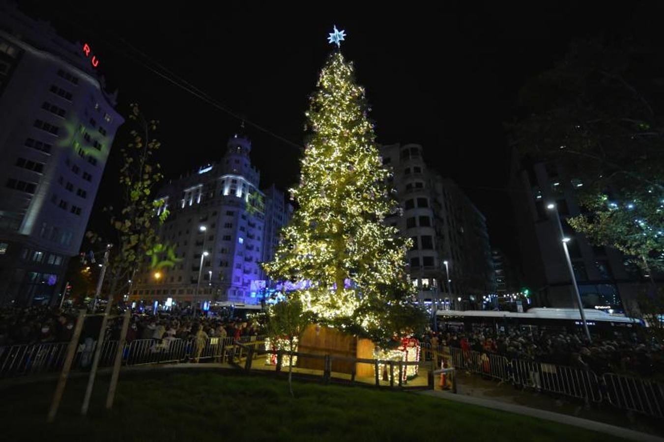 En imagen, el abeto con decoración navideña de Plaza España (Madrid). 