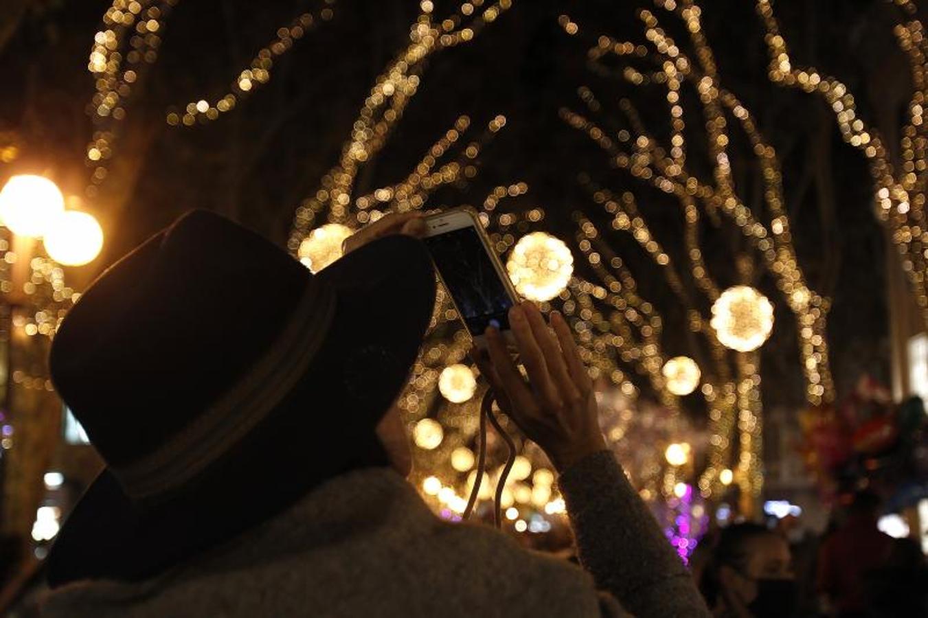 Una persona fotografía el encendido de las luces de Navidad, en Palma, Mallorca, este miércoles. 