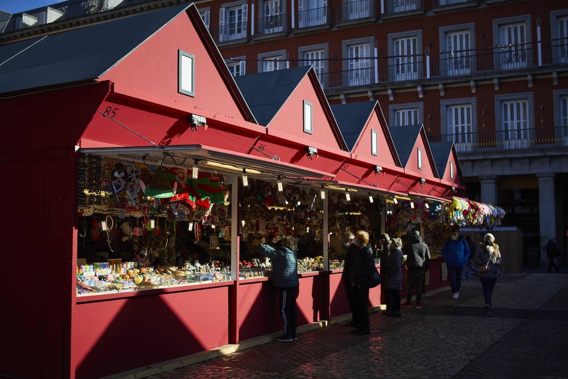 Primeros visitantes. Aunque turistas y curiosos son el público habitual del mercadillo, es un punto de referencia para los 'belenistas' y aficionados