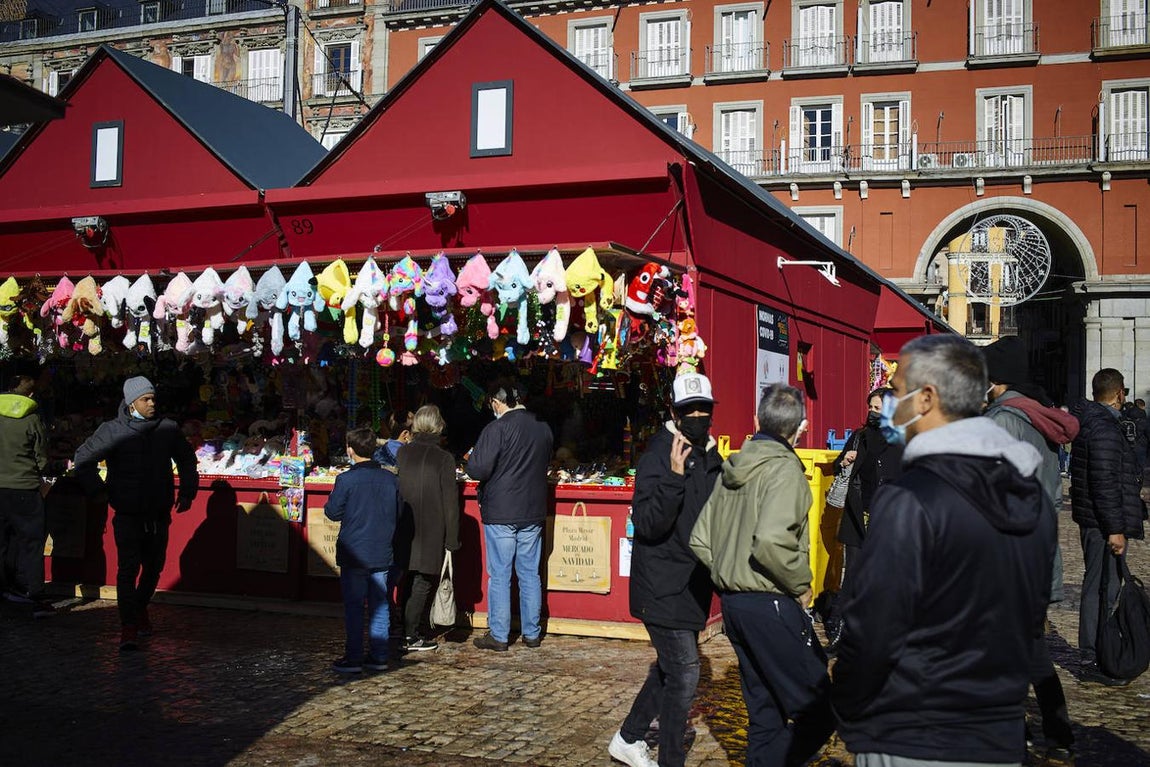 Peluches, gafas y otros complementos. También, es tradición vender artículos de cotillón para dar la bienvenida al nuevo año, así como juguetes y peluches