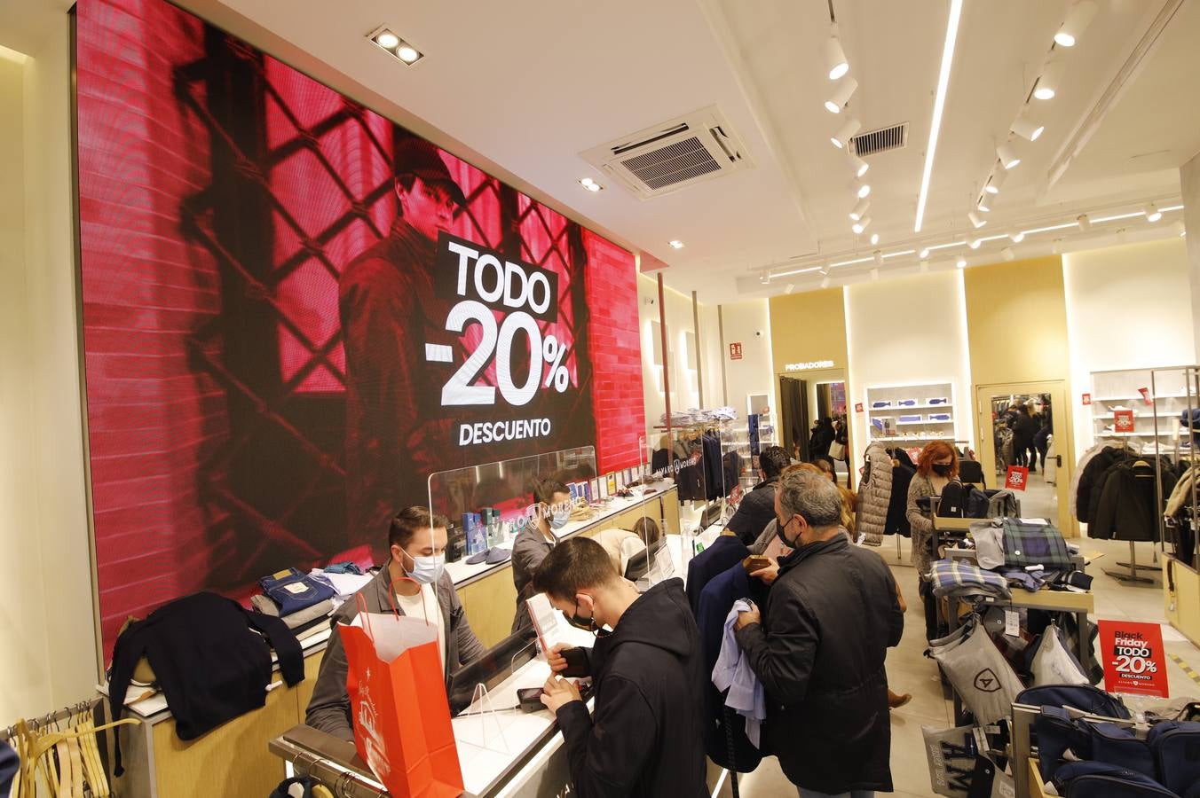 Black Friday 2021 | En imágenes, colas y calles llenas en Córdoba por los descuentos