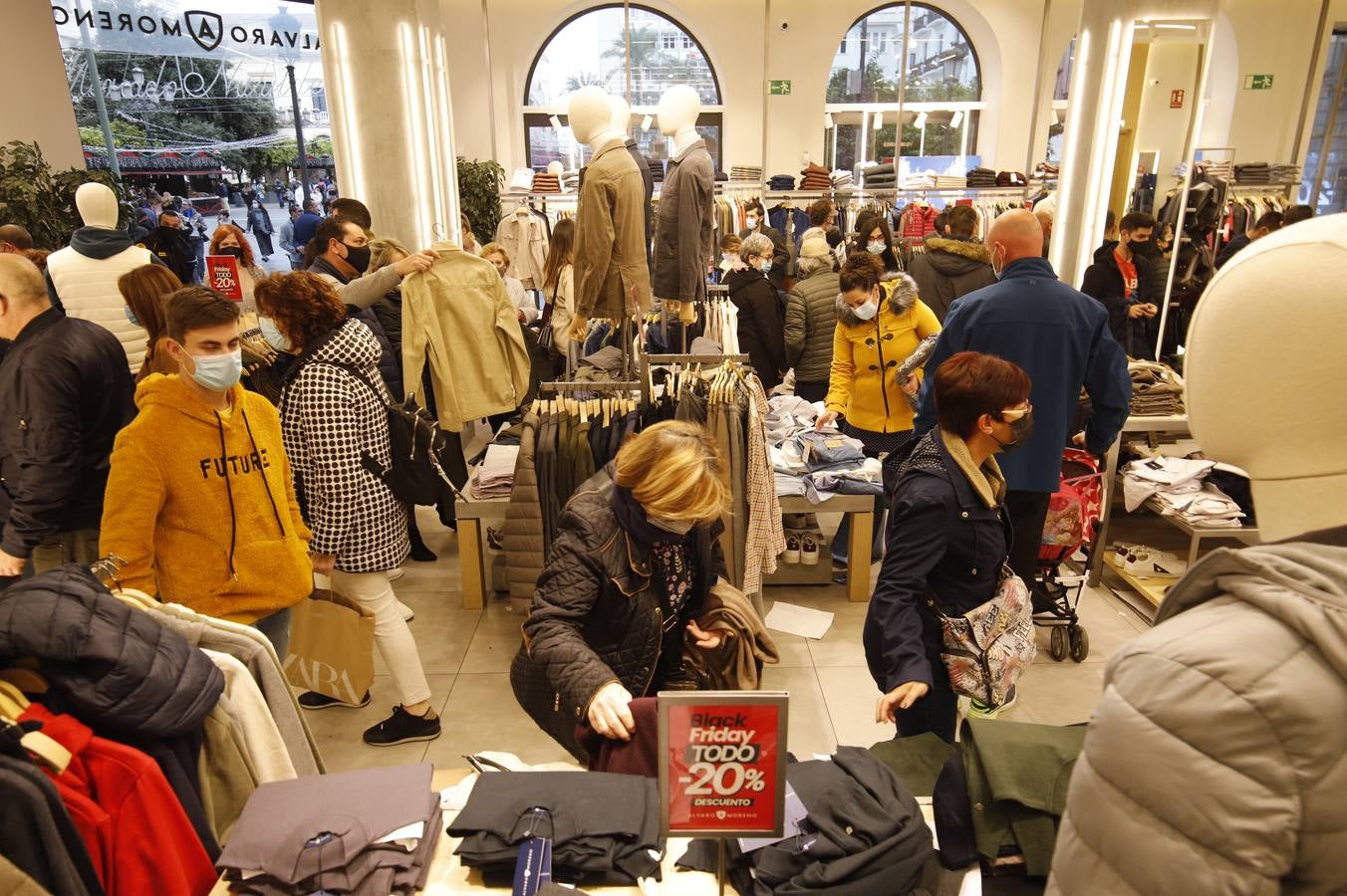 Black Friday 2021 | En imágenes, colas y calles llenas en Córdoba por los descuentos