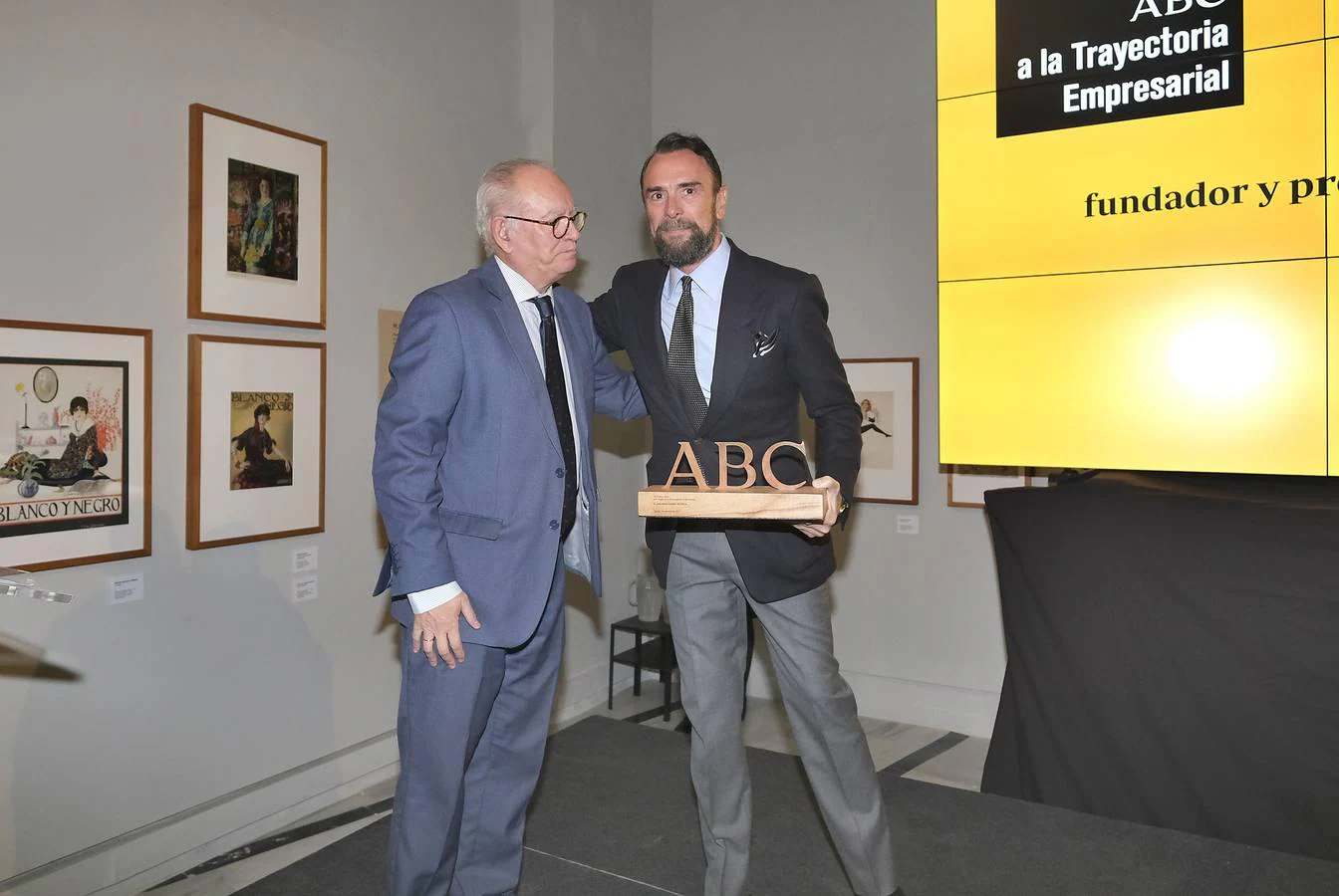 Álvaro Ybarra, director de ABC Sevilla, entrega el premio a José María Capitán