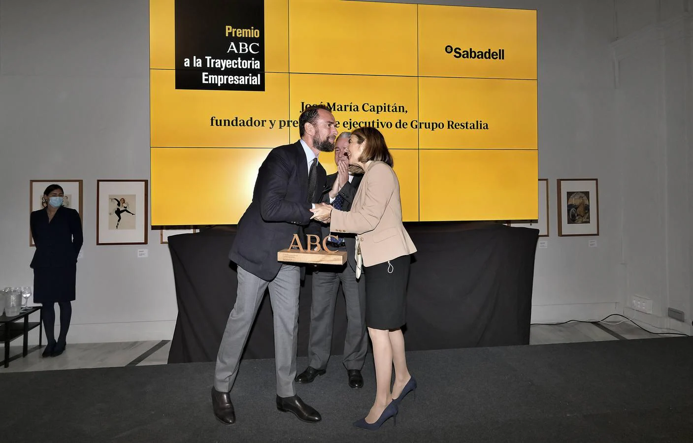 Rocío Blanco, consejera de Empleo, Formación y Trabajo Autónomo de la Junta de Andalucía, entrega el premio a José María Capitán