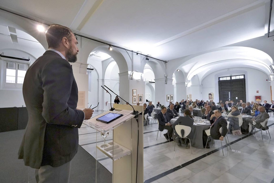 El premiado pronuncia unas palabras tras recoger el galardón