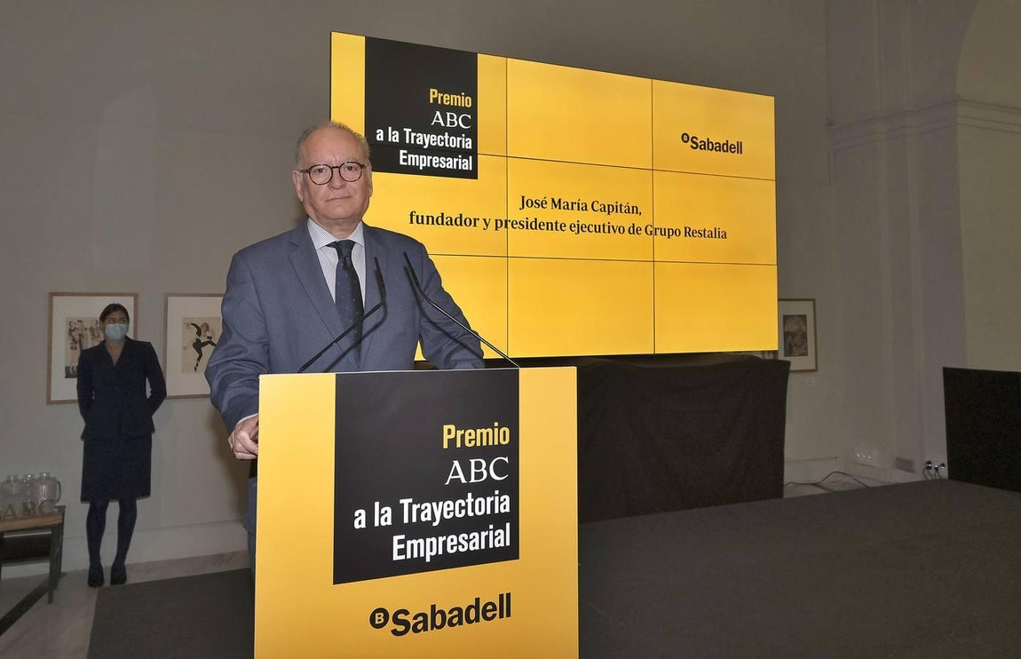 Álvaro Ybarra, director de ABC Sevilla, pronuncia unas palabras en La Galería de ABC