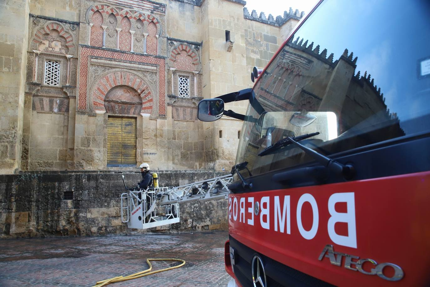 En imágenes, el simulacro de incendio en la Mezquita-Catedral de Córdoba