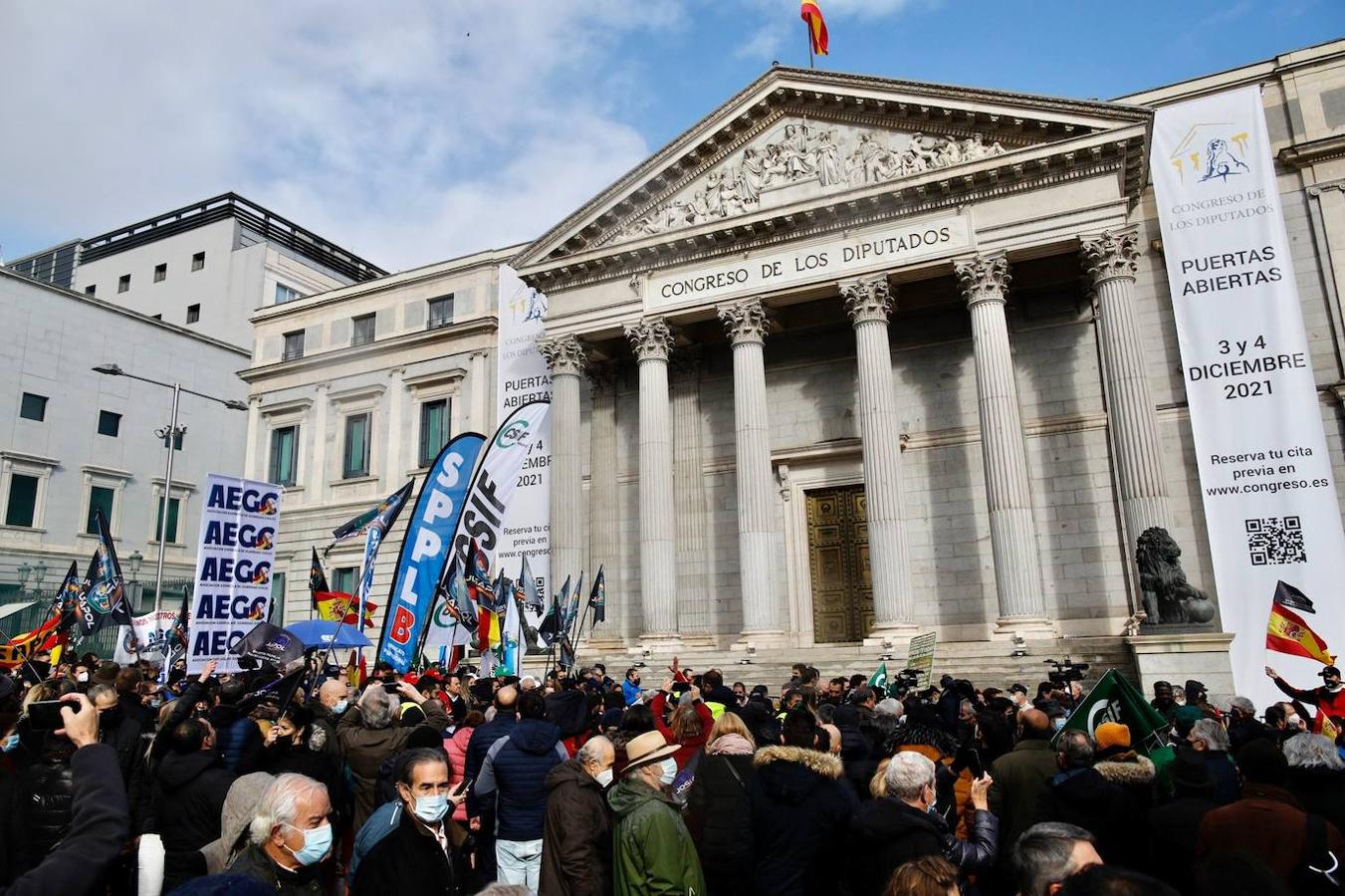 Los manifestantes, concentrados en las puertas del Congreso de los Diputados. 