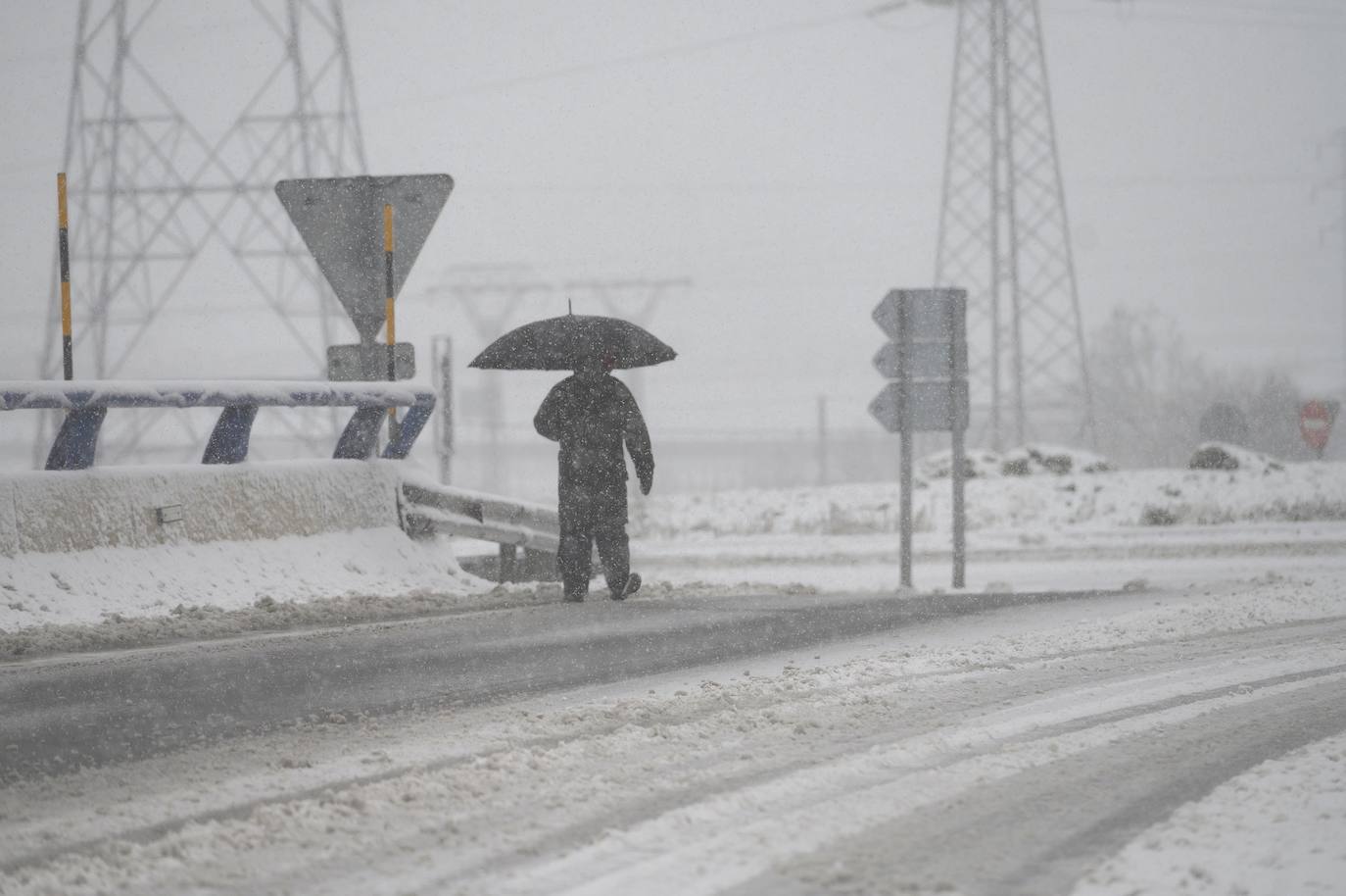 La nieve se acumula en Cantabria. Un hombre camina, este sábado, sobre la nieve acumulada en la localidad cántabra de Reinosa en una jornada marcada por el frío y la inestabilidad.