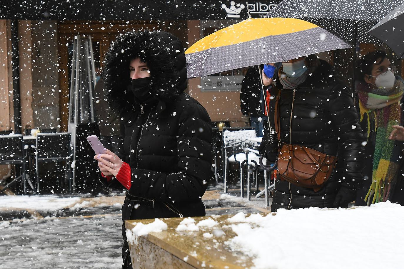 Una joven camina bajo una intensa nevada este sábado en León. Las nueve provincias de Casilla y León continúan en alerta por nevadas desde el pasado lunes 22 de noviembre que serán localmente persistentes este fin de semana