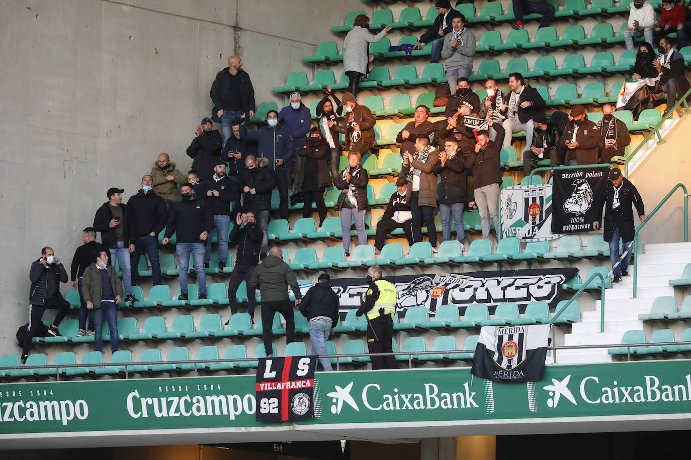 La grada disfruta de la goleada del Córdoba CF al Mérida, en imágenes