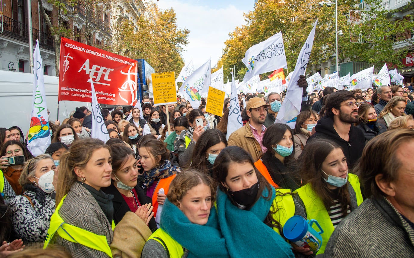 Los jóvenes se manifiestan en contra de las «imposiciones ideológicas» del Gobierno al derecho a la vida. 