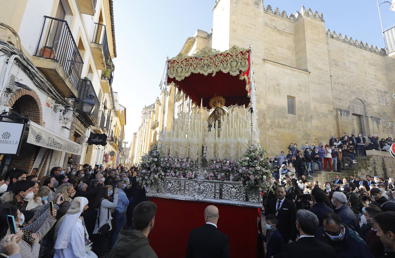 La procesión de acción de gracias de la Virgen de la Salud en Córdoba, en imágenes