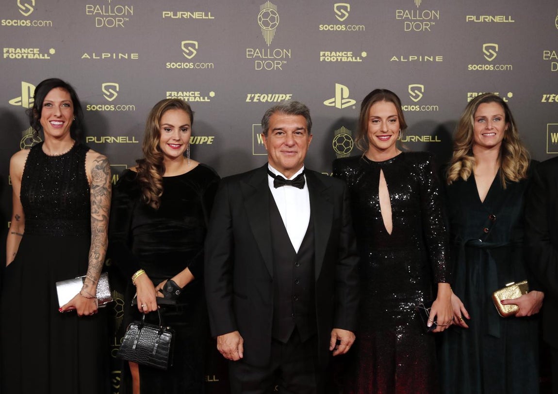 La representación del Barcelona. Joan Laporta acompañado de varias jugadoras del Barça, entre ellas, a su izquierda, Alexia Putellas