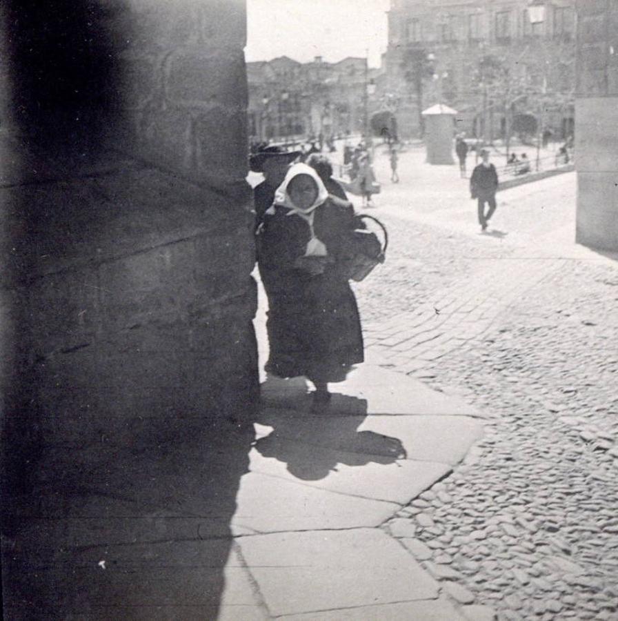 Mujer y otros personajes en las inmediaciones de la plaza del Ayuntamiento. Adolfo Landecho. (1922) Archivo Municipal de Toledo. 
