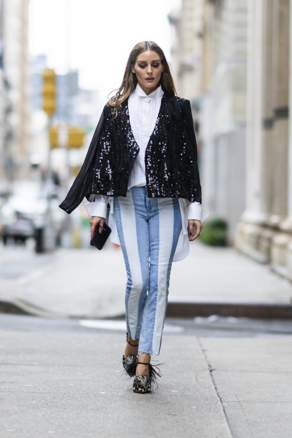 Contrastes - Ideas elegantes para las cenas navideñas. Olivia Palermo es un icono cuyo estilo se caracteriza por encontrar siempre el punto clave para hacer de las prendas más sencillas apuestas de tendencia. En esta caso muestra cómo renovar unos vaqueros y una sencilla blusa blanca al añadir unas sandalias con plumas y una blazer de paillettes. De su conjunto se extrae un concepto muy útil, y es que cuando se va a añadir una peiza con carácter al look, lo mejor es rebajarla con opciones más sencillas.