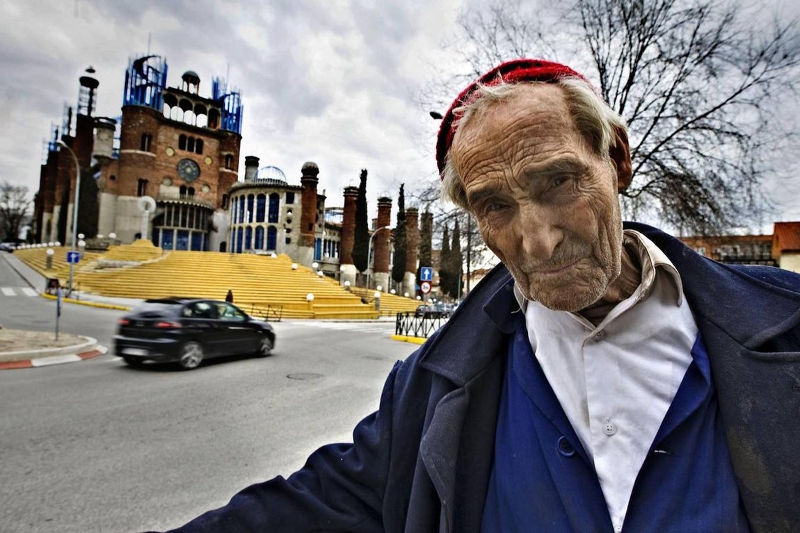 Empezó como una promesa si se curaba de tuberculosis. Justo Gallego frente a su obra, en 2010