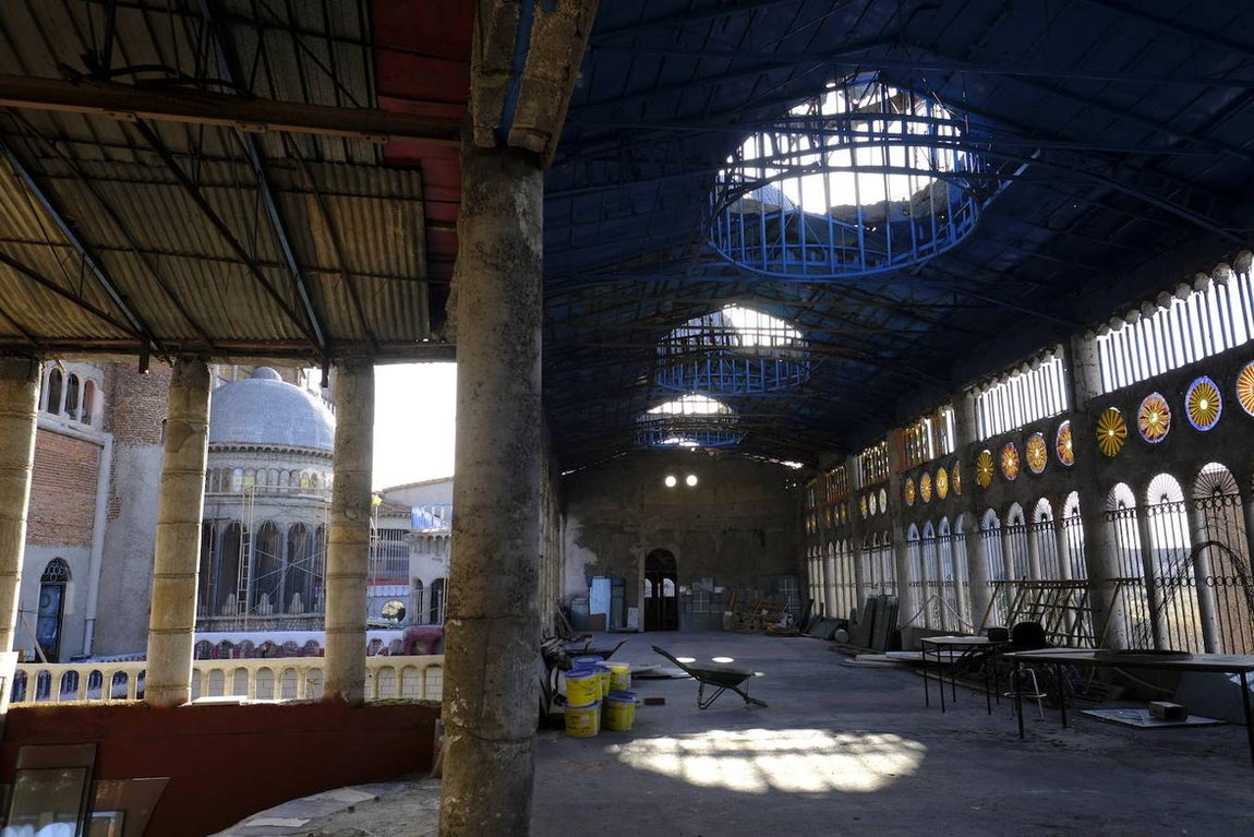 Alcanzó la 'fama' con un anuncio muy recordado de Aquarius, centrado en la figura de Justo. Parte interior de la catedral, completamente en obras