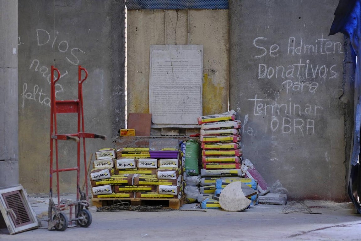 Tras la muerte de Justo, Mensajeros de la Paz se hace cargo del proyecto. Zona en obras con mensajes para la recaudación de fondos