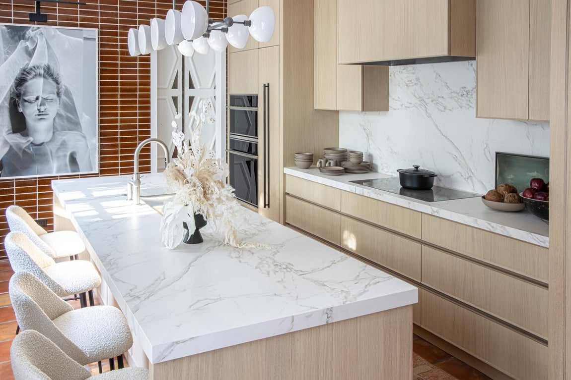 Con aspecto natural. Tan bonita como resistente, esta encimera, que pertenece a una cocina del estudio Mark Williams Design, se ha realizado con Dekton Entzo, un sintético con los tonos cálidos y las vetas de un mármol blanco natural, pero sin los problemas de manchas y rayados.