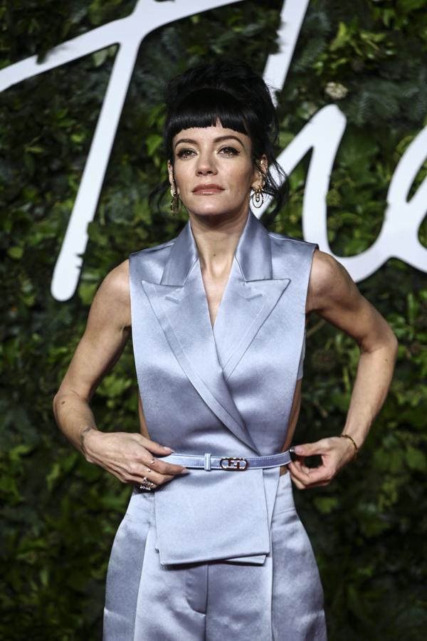 Lily Allen - Alfombra roja de los British Fashion Awards. Fue una de las pocas que asistió en pantalómn y lo hizo con un traje de Fendi color lila compeusto por un chaleco y pantalón de sastre con la cintura alta..