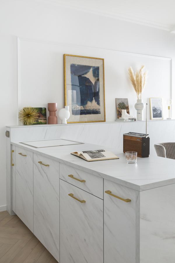 Estratificada. Esta encimera estratificada con efecto mármol blanco mate de la colección Ambiente Exquisitez de Mobalpa parece piedra natural, pero no lo es y cuenta, además, con un precio mucho más competitivo. De 230 x 69 x 2,9 cm, unos 500 €.