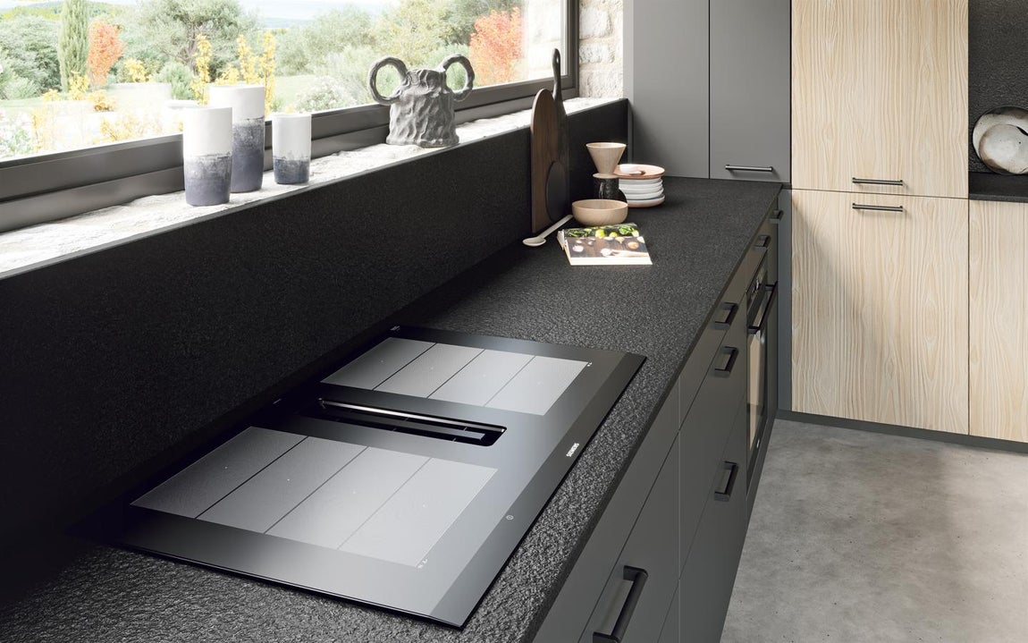 Con textura. Original y con textura. Encimera de piedra natural Naturaplan color negro magma flameado de la colección Ambiente Serenidad de Mobalpa. De 365 x 62 x 2 cm, unos 2.500 €.