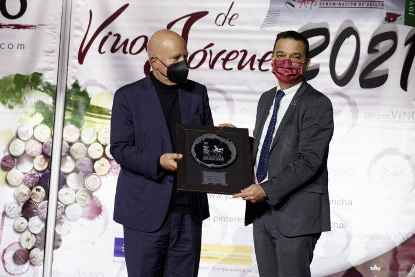 Agustín Almodóvar recibió el premio de su hermano Pedro Almodóvar. 