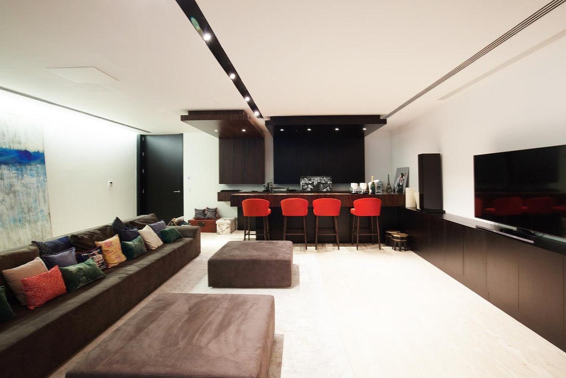 La exclusiva propiedad de La Moraleja para vivir rodeado de lujos. Resultan muy cómodas las salas del sótano, aprovechadas de manera muy práctica, entre las que destaca este salón de juegos, perfecto para ser la zona de recreo de los más pequeños de la casa.