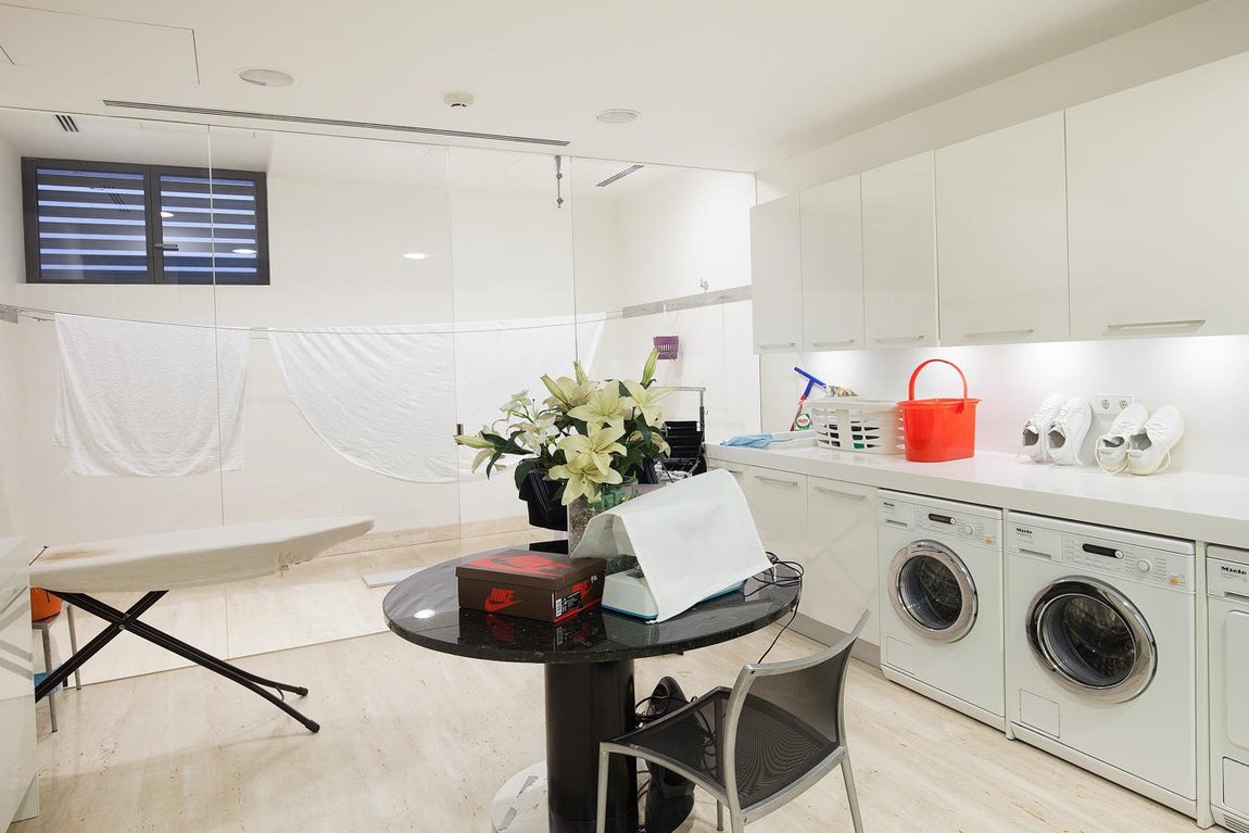 La exclusiva propiedad de La Moraleja para vivir rodeado de lujos. Además de la cocina principal, hay otra con office, zona de lavandería y gran espacio de almacenaje.