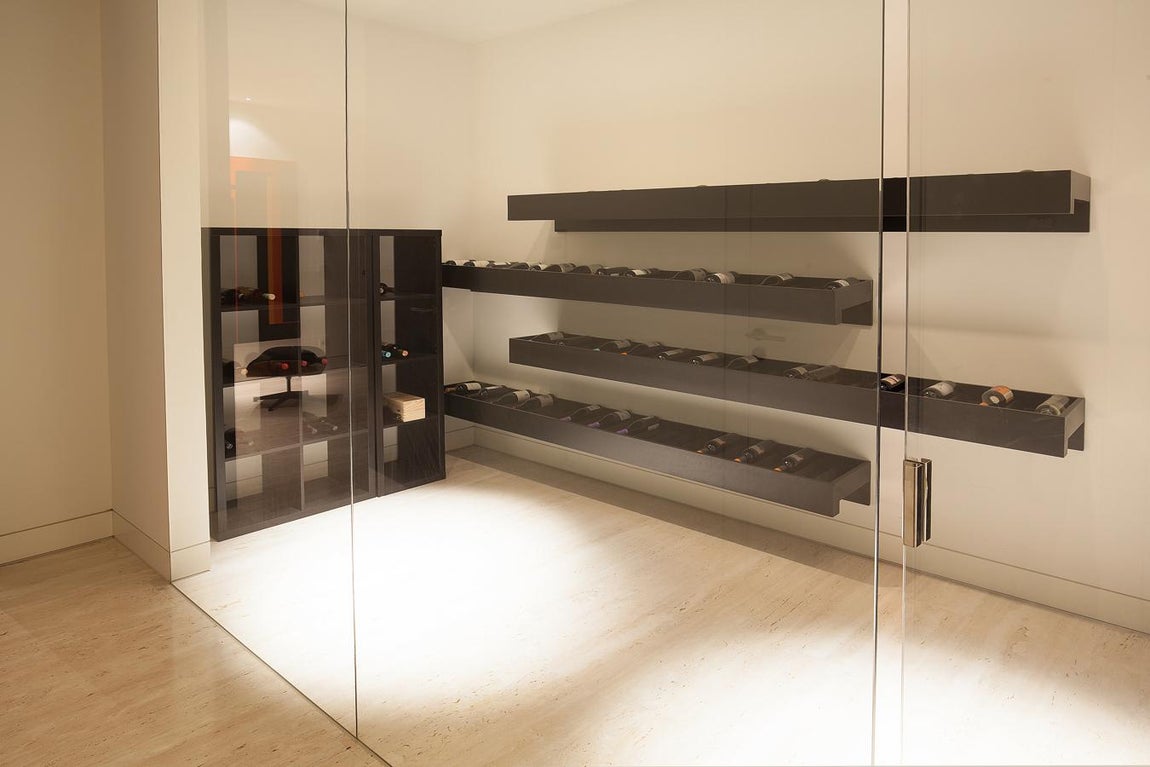 La exclusiva propiedad de La Moraleja para vivir rodeado de lujos. Cabe destacar que una de las antiguas cuadras de la propiedad se transformó en esta elegante bodega.