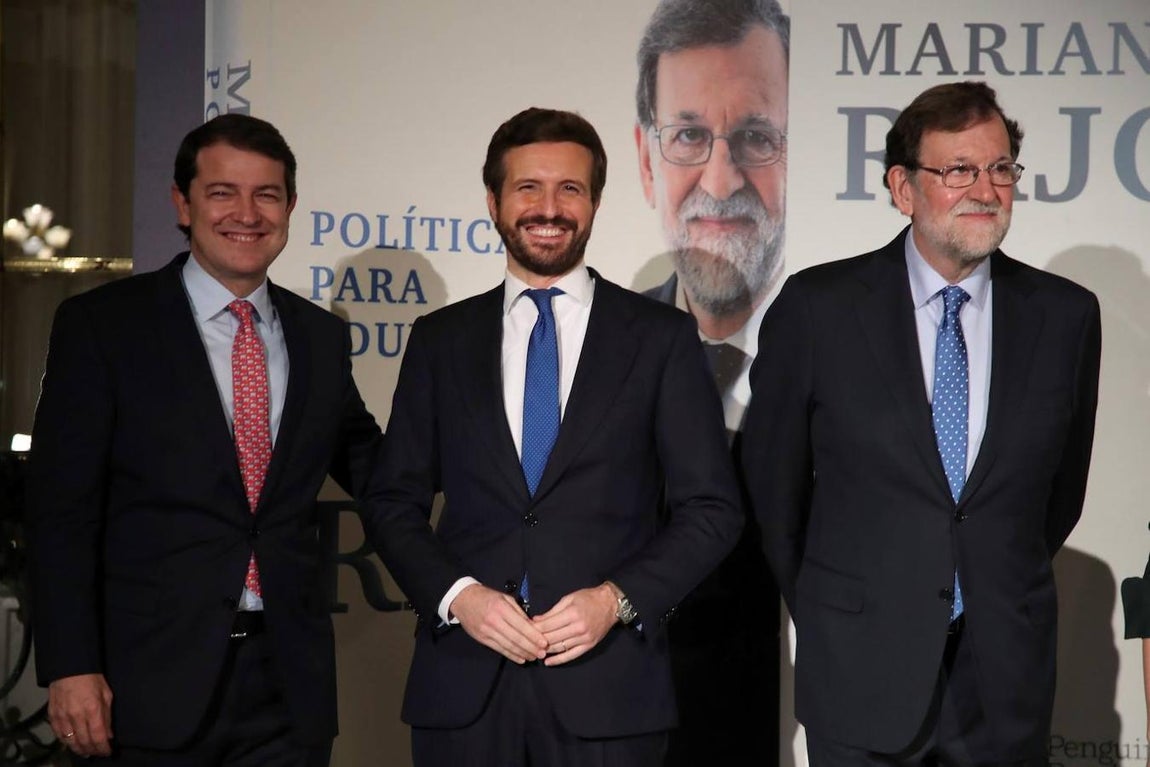 El expresidente del Gobierno, Mariano Rajoy, acompañado por el presidente del PP, Pablo Casado, y el presidente de Castilla y León, Alfonso Fernández Mañueco (i), a su llegada a la presentación de su libro 'Política para adultos'. 