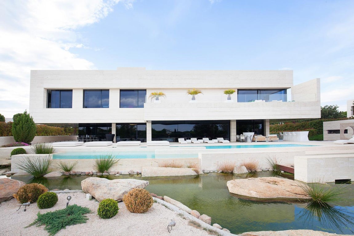 La exclusiva propiedad de La Moraleja para vivir rodeado de lujos. La vivienda se encuentra en una parcela de 5.000 m2 y fue reformada en 2008 bajo un estilo que combina el clasicismo con pinceladas vanguardistas en un equilibrio perfecto.