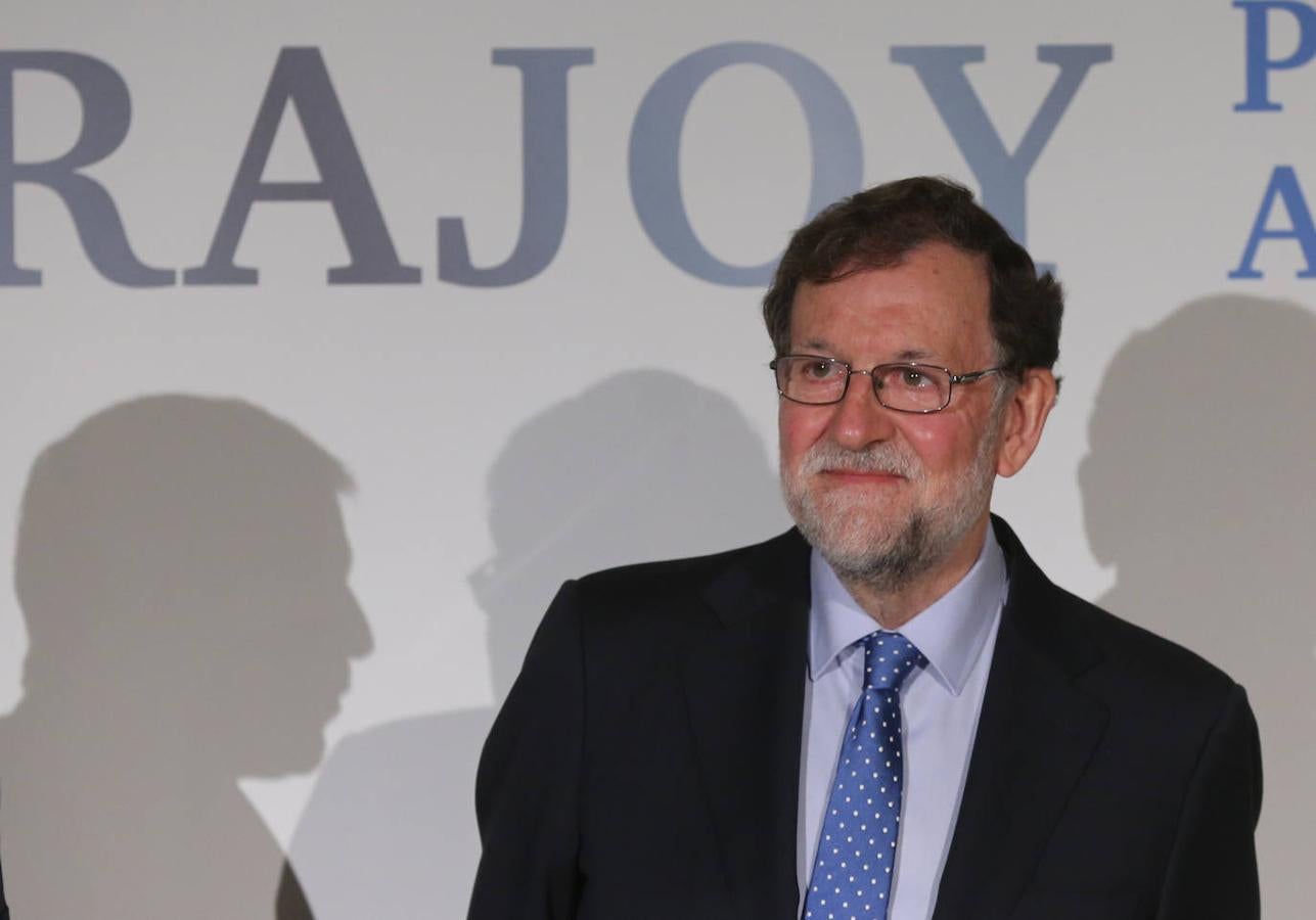 El expresidente del Gobierno Mariano Rajoy, posa en la presentación de su libro 'La política para adultos'. 