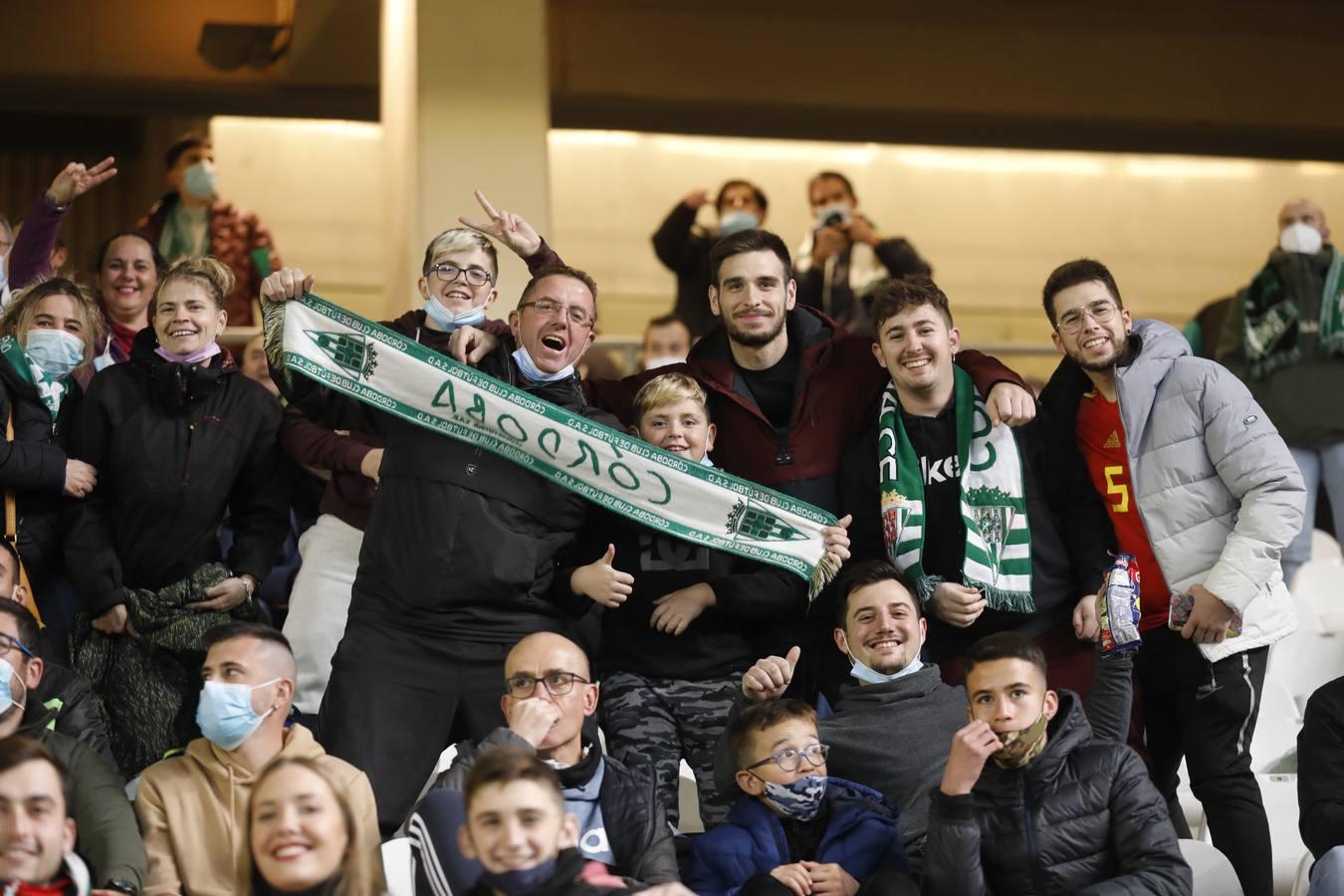 El ambientazo en la grada del Arcángel en el Córdoba CF - Sevilla FC, en imágenes