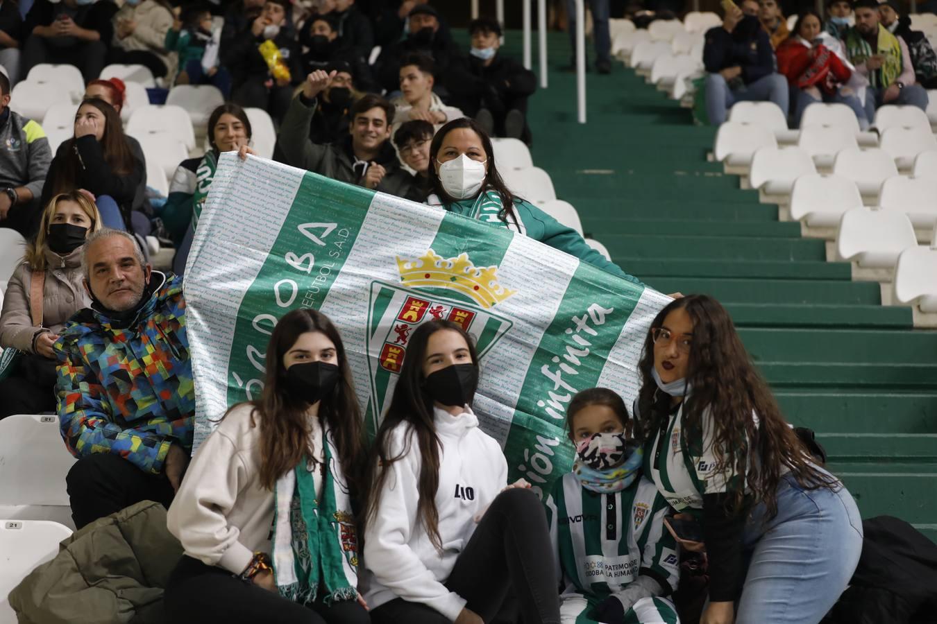 El ambientazo en la grada del Arcángel en el Córdoba CF - Sevilla FC, en imágenes