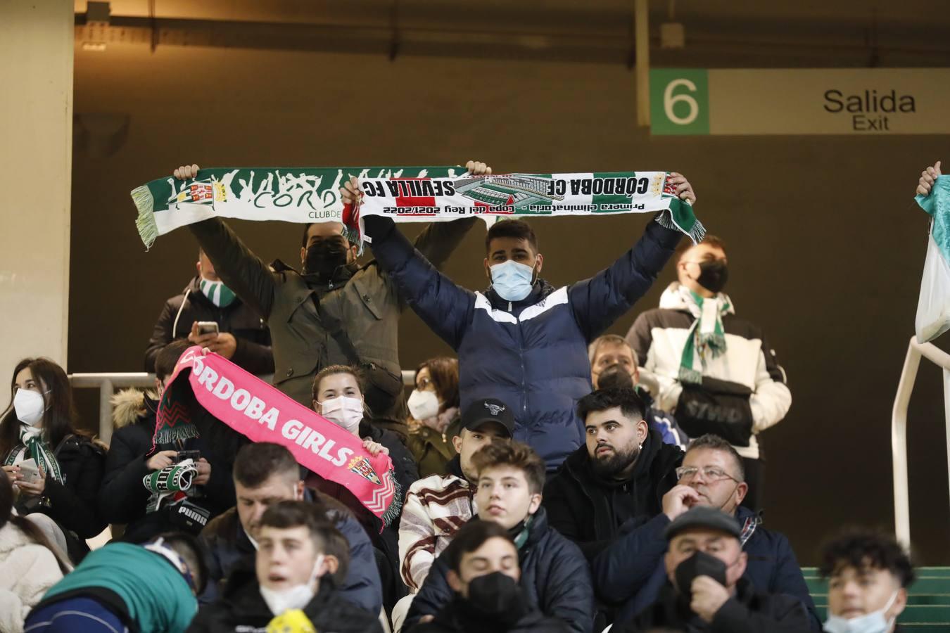 El ambientazo en la grada del Arcángel en el Córdoba CF - Sevilla FC, en imágenes