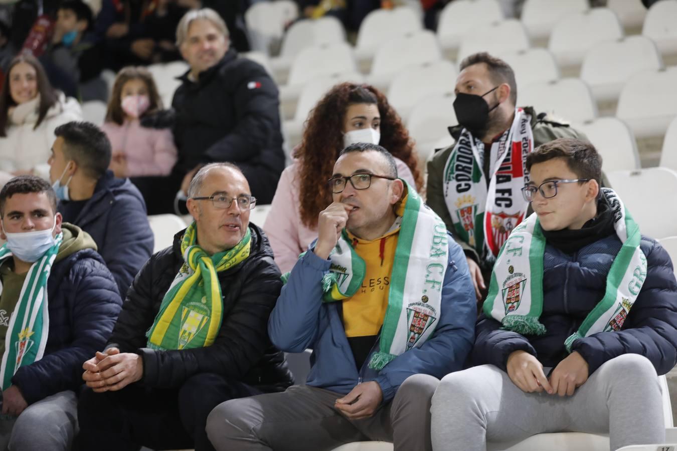 El ambientazo en la grada del Arcángel en el Córdoba CF - Sevilla FC, en imágenes