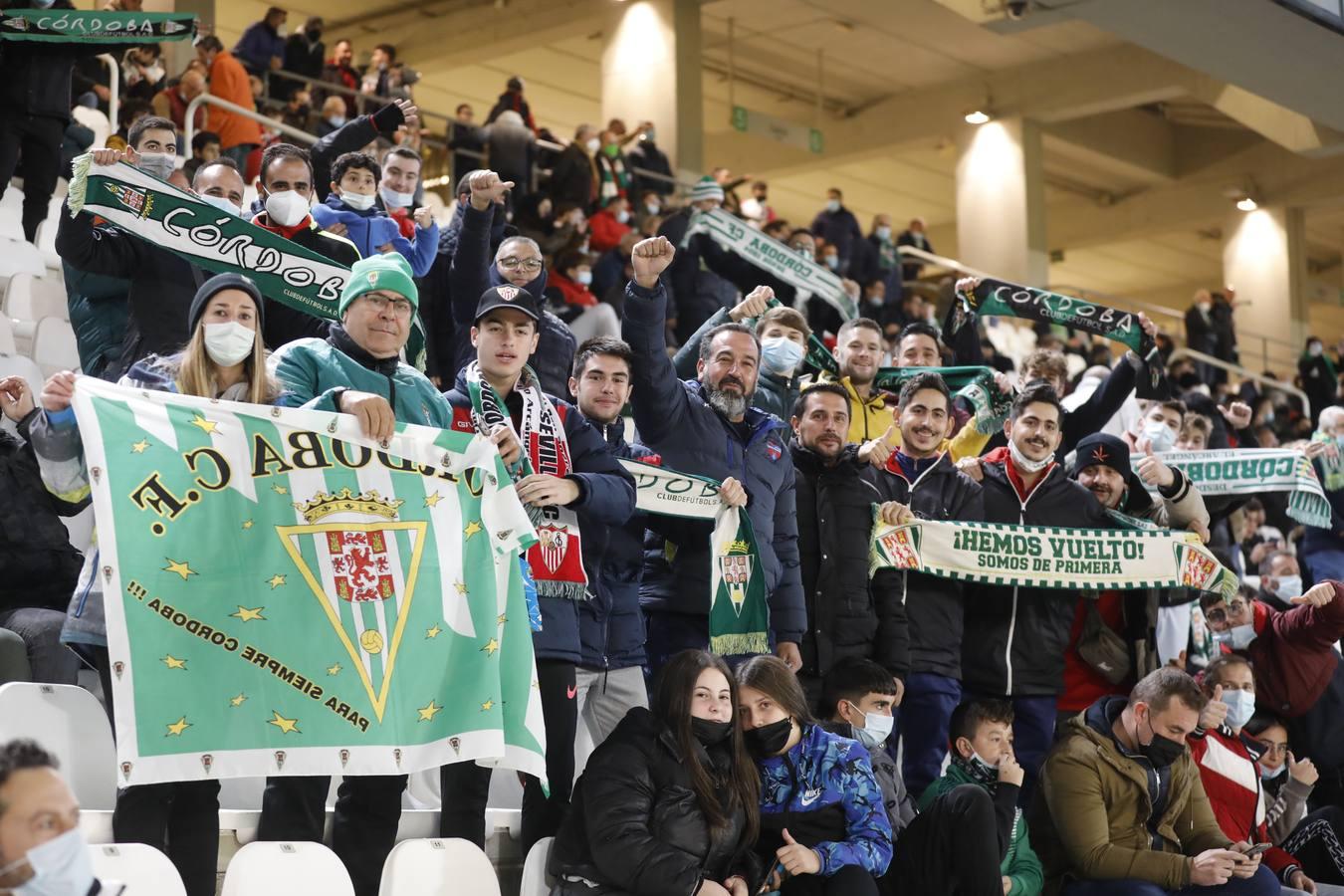 El ambientazo en la grada del Arcángel en el Córdoba CF - Sevilla FC, en imágenes