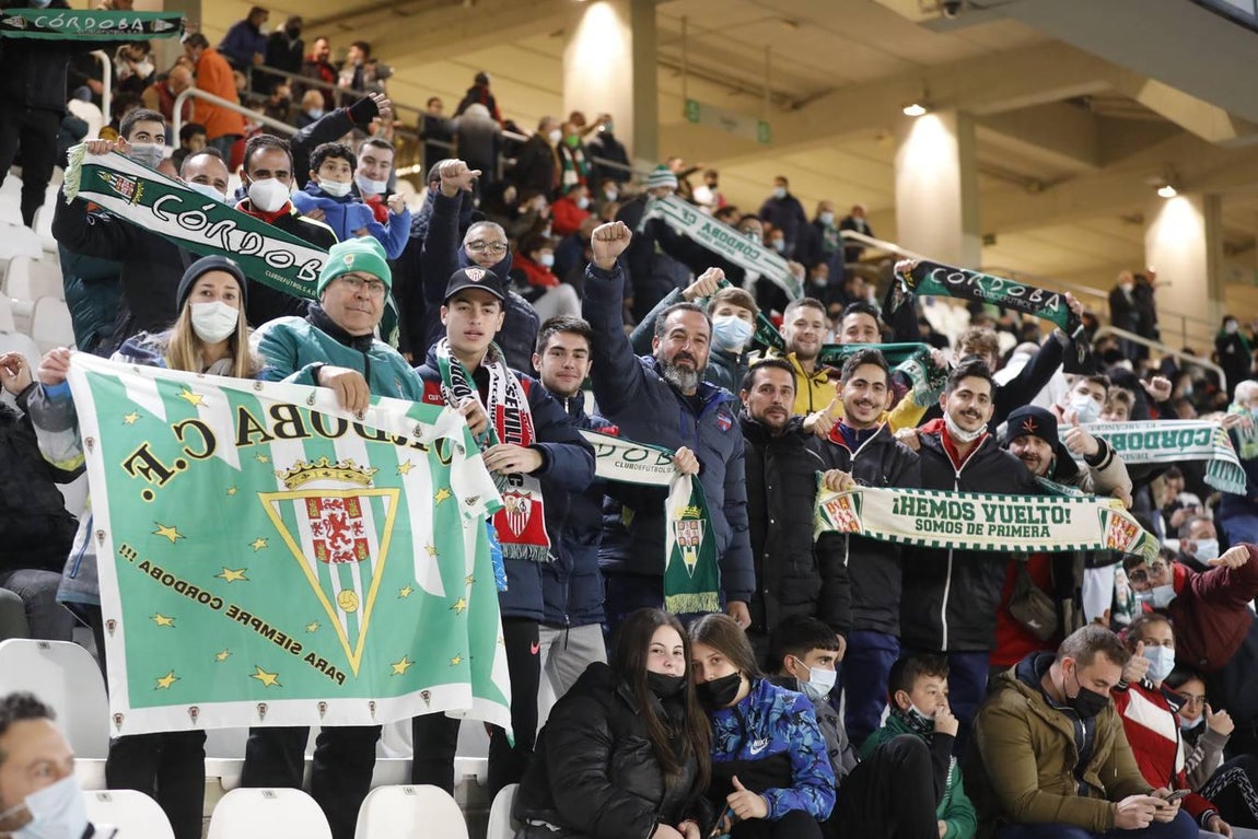 El ambientazo en la grada del Arcángel en el Córdoba CF - Sevilla FC, en imágenes