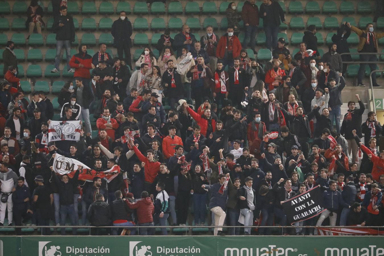 El ambientazo en la grada del Arcángel en el Córdoba CF - Sevilla FC, en imágenes