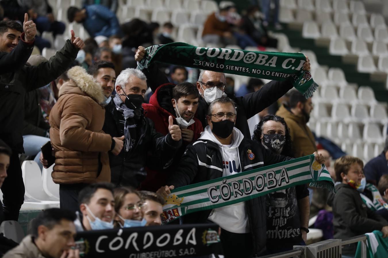 El ambientazo en la grada del Arcángel en el Córdoba CF - Sevilla FC, en imágenes