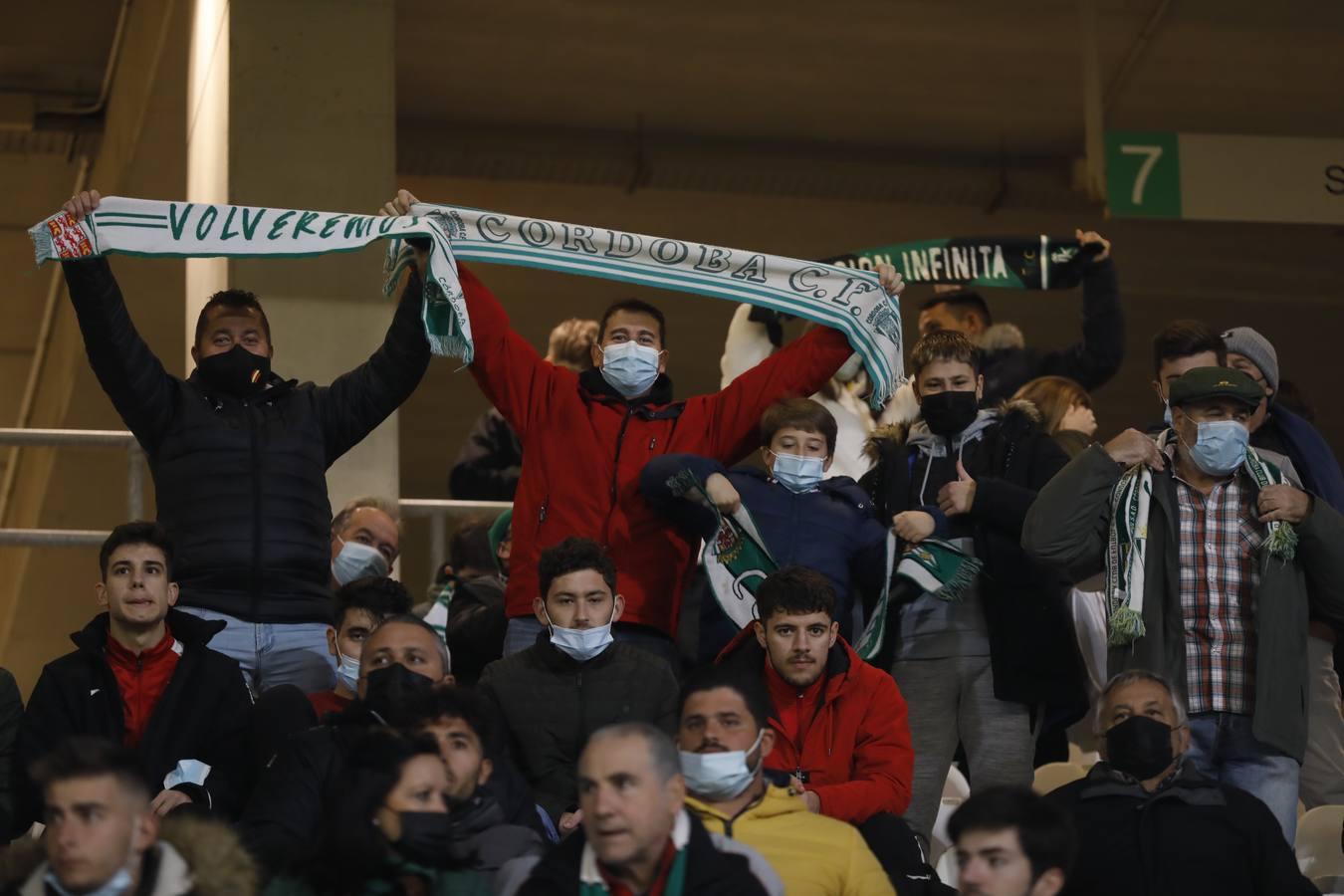 El ambientazo en la grada del Arcángel en el Córdoba CF - Sevilla FC, en imágenes