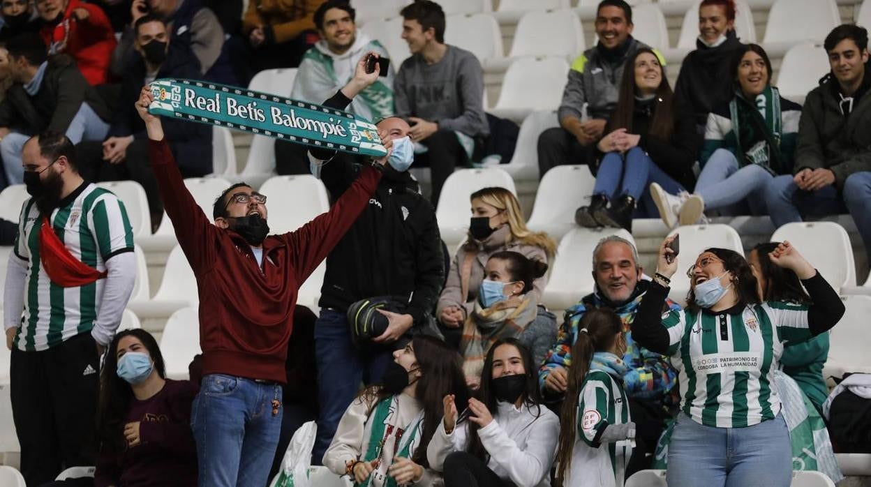 El ambientazo en la grada del Arcángel en el Córdoba CF - Sevilla FC, en imágenes