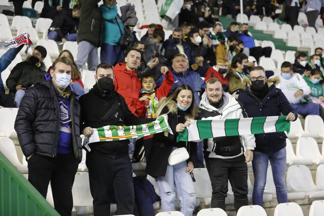 El ambientazo en la grada del Arcángel en el Córdoba CF - Sevilla FC, en imágenes